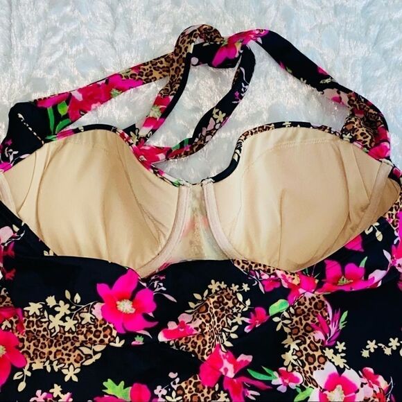 Victoria Secrets  lined and padded halter swim top - Picture 5 of 8